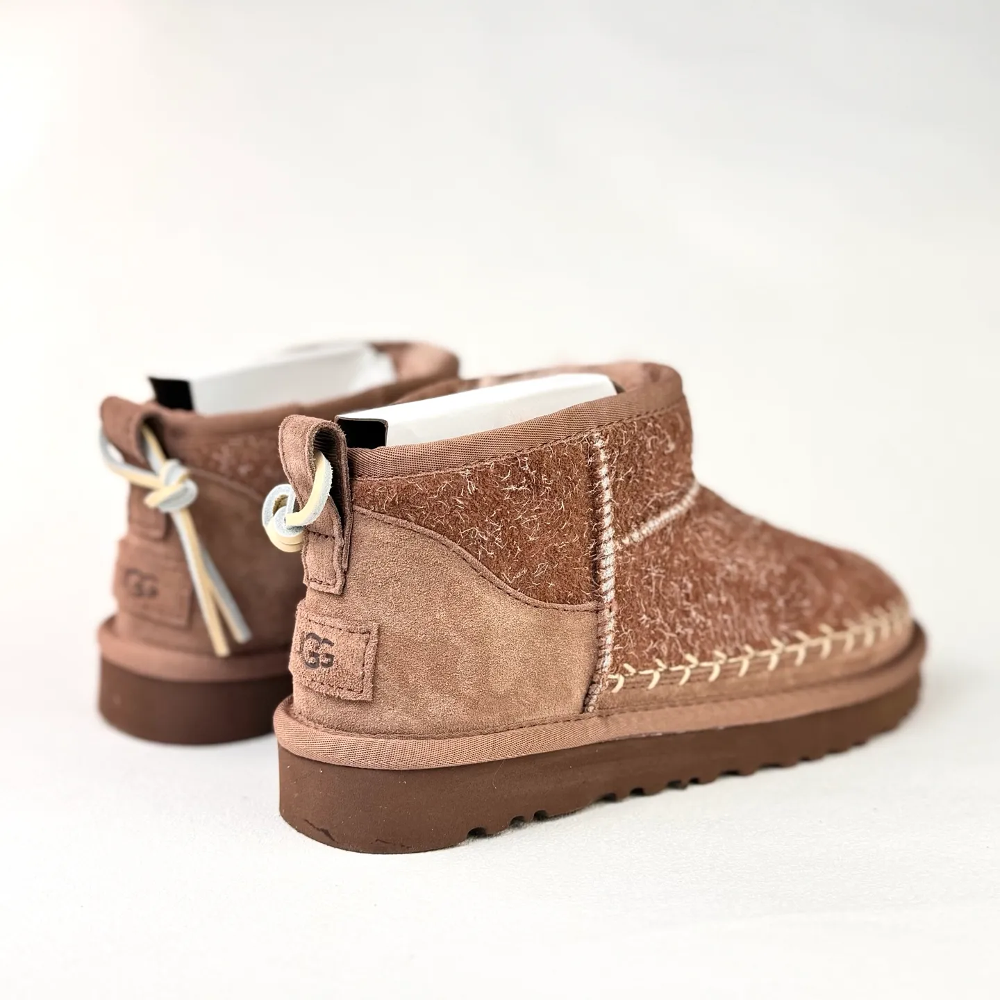 💰520 📦25 New Products for Autumn and Winter | Biarritz · UGG New Products for Autumn and Winter Classic Novelty Series (Biarritz Style) 🔥 I have been recently picked up by this Biarritz model ￼￼[草草R][草草R][草草R] 📦The entire series of Biarritz is now online ❄️There are Tasman slip-ons and ultra-short boots suitable for autumn and winter. ✔️🔘 Tasman Biarritz model Shoe size: 36-40 Color: mustard seed/light oak brown ✔️🔘Classic super short boots Biarritz model shoe size: 36-40 Color: mustard seed/light oak brown 🍁Let’s create our own uniqueness together this autumn and winter ✔️ In the collision of classics and personality 💫 Find your unique relaxed style 😎 This style is very UGG!